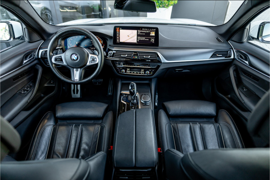 BMW 5 Serie Touring 530i xDrive Business Edition Plus - Origineel NL | M Sport | Panorama | Memory | Stuurverwarming