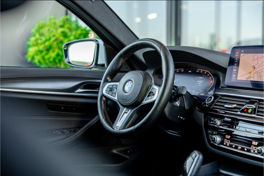 BMW 5 Serie Touring 530i xDrive Business Edition Plus - Origineel NL | M Sport | Panorama | Memory | Stuurverwarming