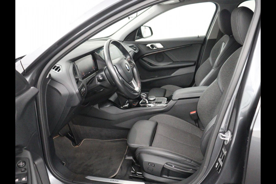 BMW 1-serie 118i Executive Edition Sport Line | Half Leder | Carplay | Cruise control | Park assist | Sfeerverlichting | Climate contol | Virtual Dashboard | Full LED | Navigatie |