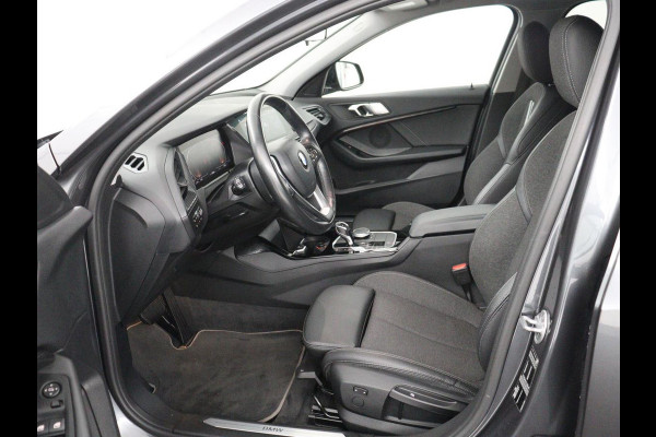 BMW 1-serie 118i Executive Edition Sport Line | Half Leder | Carplay | Cruise control | Park assist | Sfeerverlichting | Climate contol | Virtual Dashboard | Full LED | Navigatie |