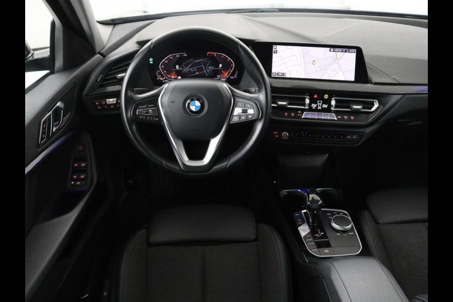 BMW 1-serie 118i Executive Edition Sport Line | Half Leder | Carplay | Cruise control | Park assist | Sfeerverlichting | Climate contol | Virtual Dashboard | Full LED | Navigatie |