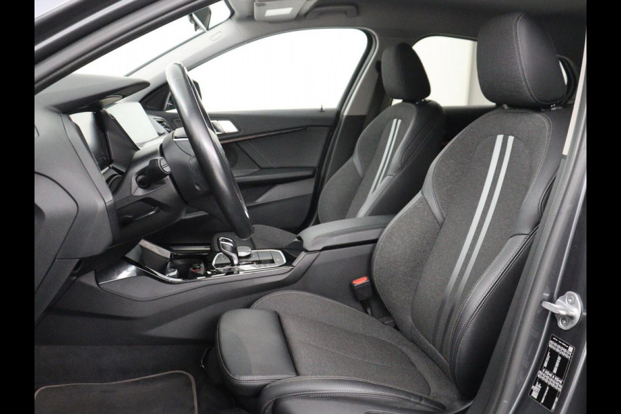 BMW 1-serie 118i Executive Edition Sport Line | Half Leder | Carplay | Cruise control | Park assist | Sfeerverlichting | Climate contol | Virtual Dashboard | Full LED | Navigatie |