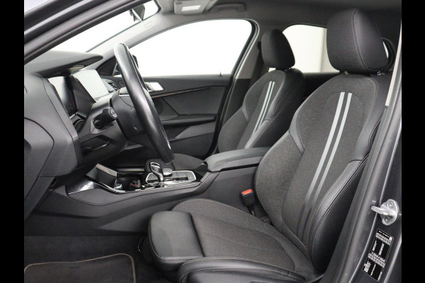 BMW 1-serie 118i Executive Edition Sport Line | Half Leder | Carplay | Cruise control | Park assist | Sfeerverlichting | Climate contol | Virtual Dashboard | Full LED | Navigatie |