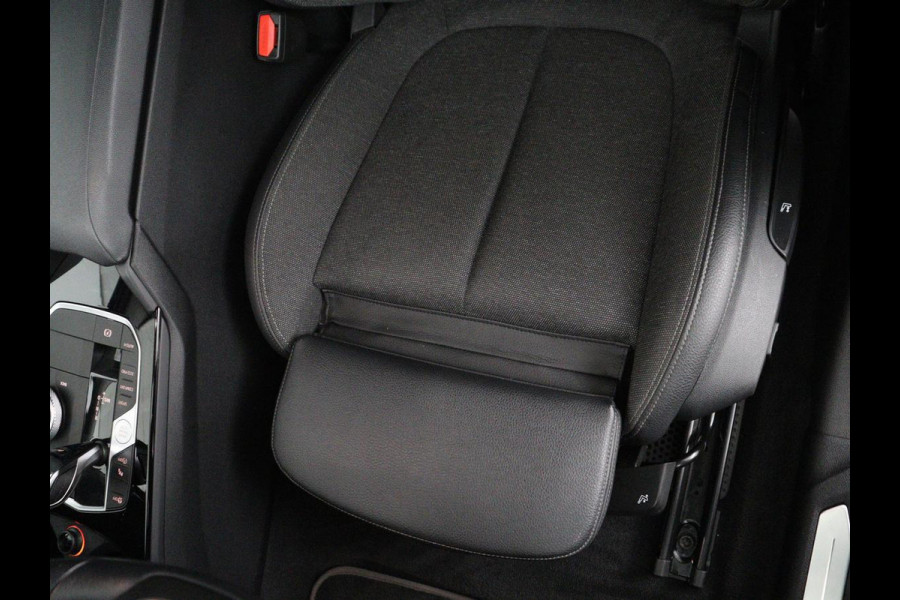 BMW 1-serie 118i Executive Edition Sport Line | Half Leder | Carplay | Cruise control | Park assist | Sfeerverlichting | Climate contol | Virtual Dashboard | Full LED | Navigatie |
