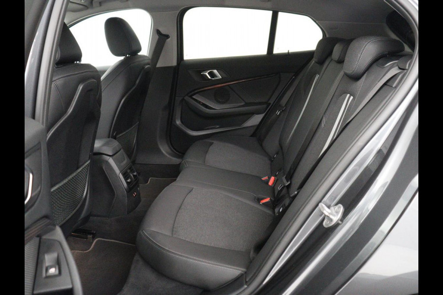 BMW 1-serie 118i Executive Edition Sport Line | Half Leder | Carplay | Cruise control | Park assist | Sfeerverlichting | Climate contol | Virtual Dashboard | Full LED | Navigatie |