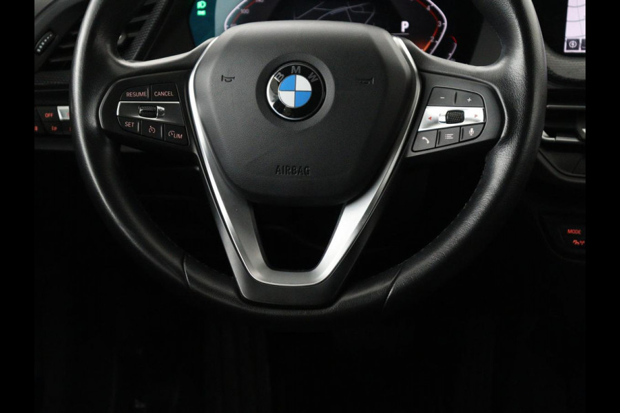 BMW 1-serie 118i Executive Edition Sport Line | Half Leder | Carplay | Cruise control | Park assist | Sfeerverlichting | Climate contol | Virtual Dashboard | Full LED | Navigatie |
