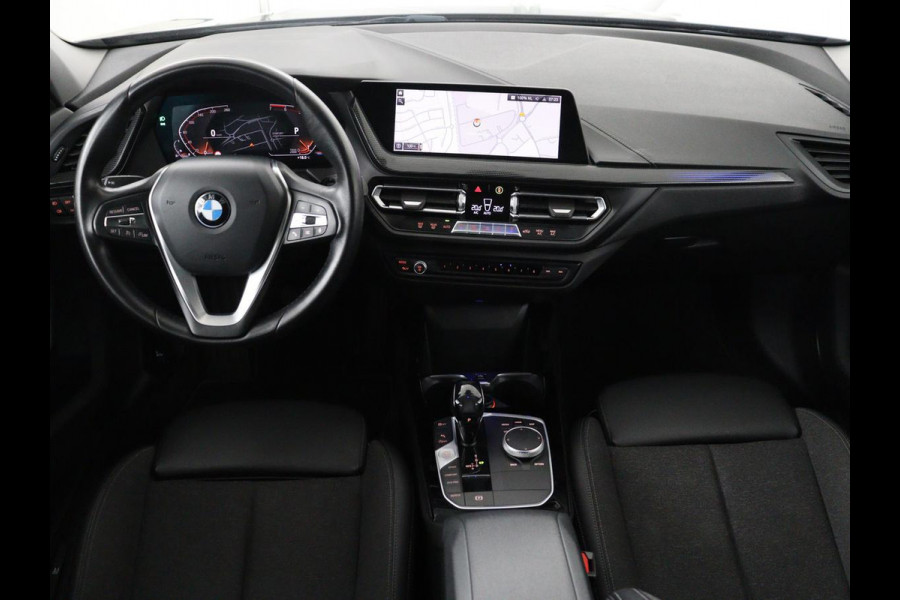 BMW 1-serie 118i Executive Edition Sport Line | Half Leder | Carplay | Cruise control | Park assist | Sfeerverlichting | Climate contol | Virtual Dashboard | Full LED | Navigatie |