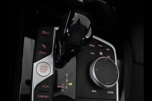BMW 1-serie 118i Executive Edition Sport Line | Half Leder | Carplay | Cruise control | Park assist | Sfeerverlichting | Climate contol | Virtual Dashboard | Full LED | Navigatie |
