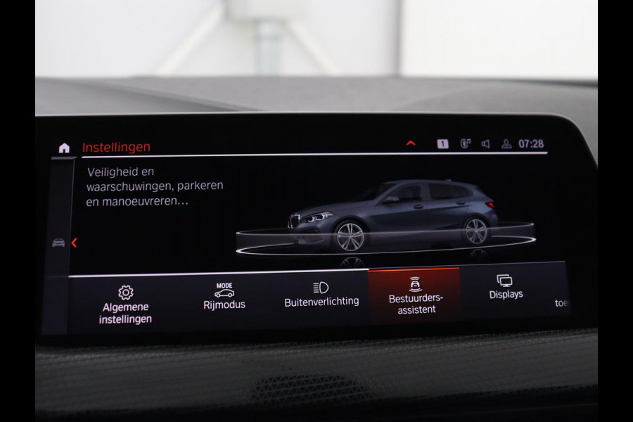 BMW 1-serie 118i Executive Edition Sport Line | Half Leder | Carplay | Cruise control | Park assist | Sfeerverlichting | Climate contol | Virtual Dashboard | Full LED | Navigatie |