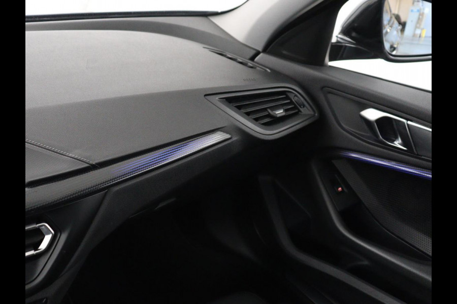 BMW 1-serie 118i Executive Edition Sport Line | Half Leder | Carplay | Cruise control | Park assist | Sfeerverlichting | Climate contol | Virtual Dashboard | Full LED | Navigatie |