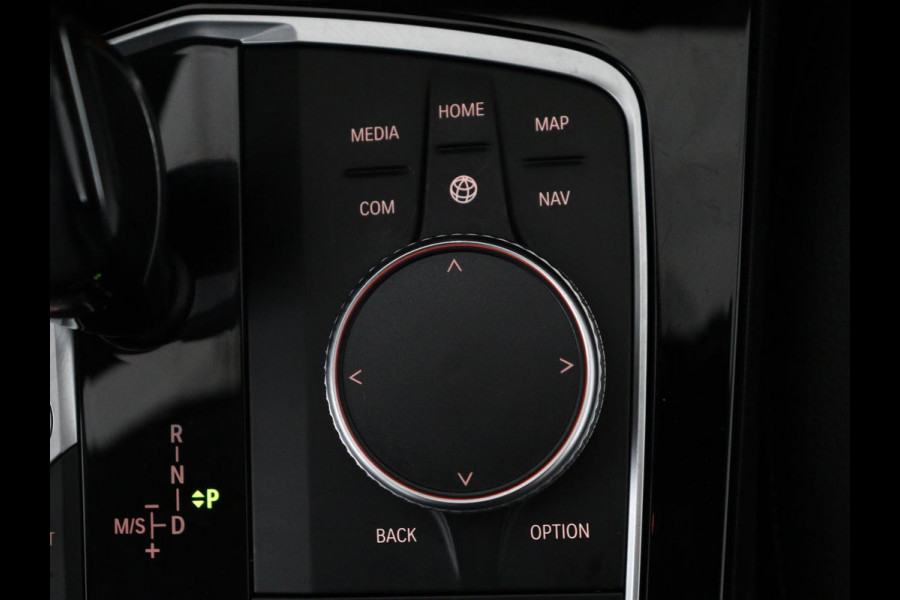 BMW 1-serie 118i Executive Edition Sport Line | Half Leder | Carplay | Cruise control | Park assist | Sfeerverlichting | Climate contol | Virtual Dashboard | Full LED | Navigatie |