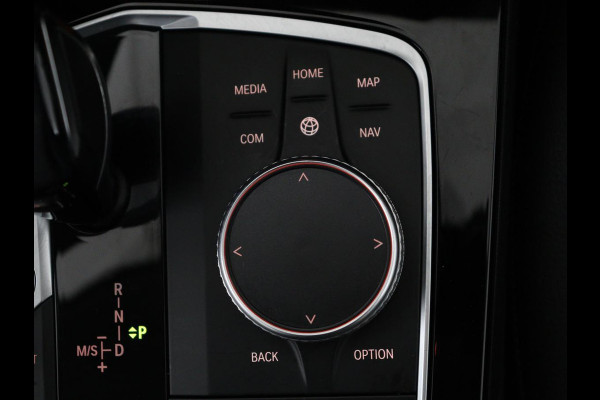 BMW 1-serie 118i Executive Edition Sport Line | Half Leder | Carplay | Cruise control | Park assist | Sfeerverlichting | Climate contol | Virtual Dashboard | Full LED | Navigatie |