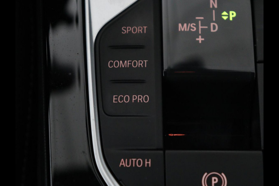 BMW 1-serie 118i Executive Edition Sport Line | Half Leder | Carplay | Cruise control | Park assist | Sfeerverlichting | Climate contol | Virtual Dashboard | Full LED | Navigatie |