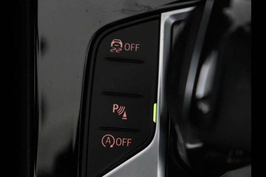 BMW 1-serie 118i Executive Edition Sport Line | Half Leder | Carplay | Cruise control | Park assist | Sfeerverlichting | Climate contol | Virtual Dashboard | Full LED | Navigatie |