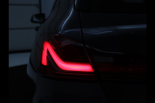 BMW 1-serie 118i Executive Edition Sport Line | Half Leder | Carplay | Cruise control | Park assist | Sfeerverlichting | Climate contol | Virtual Dashboard | Full LED | Navigatie |