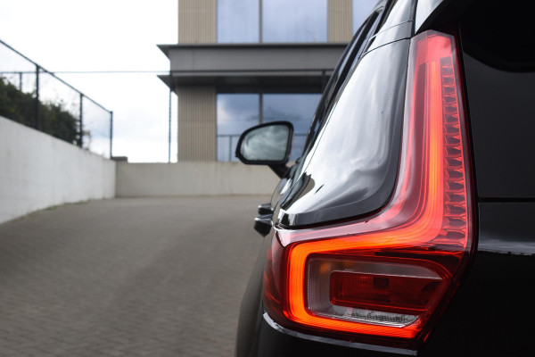 Volvo XC40 B4 211PK Automaat Plus Dark / Lounge Pakket / Extra getint glas / Panoramadak / Elektrische stoelen met geheugen / Harman Kardon / Stoel- en stuurverwarming / Microtech/Nubuck bekleding