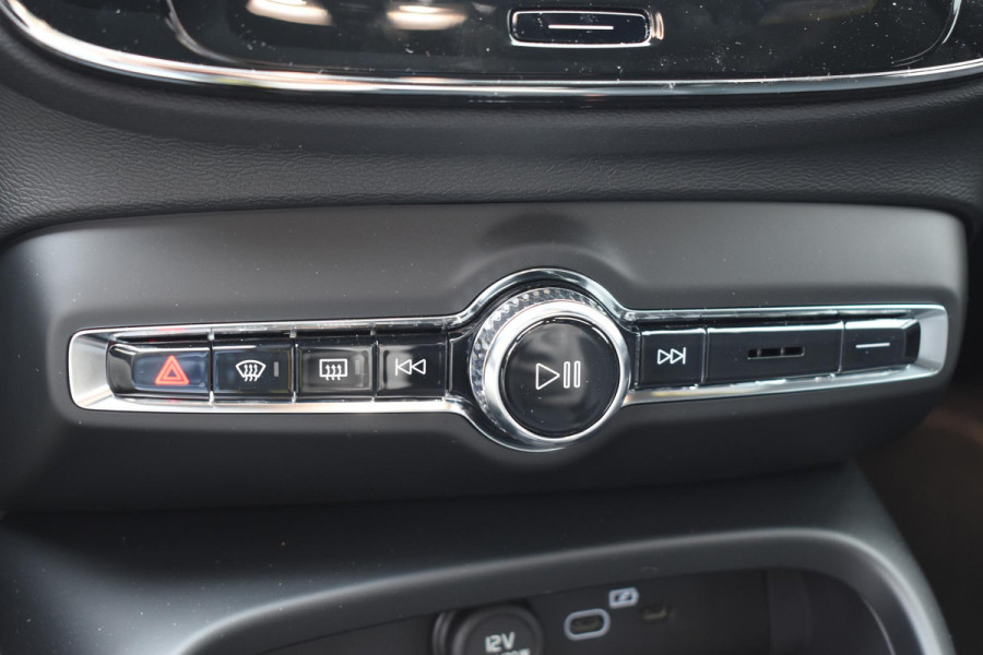 Volvo XC40 B4 211PK Automaat Plus Dark / Lounge Pakket / Extra getint glas / Panoramadak / Elektrische stoelen met geheugen / Harman Kardon / Stoel- en stuurverwarming / Microtech/Nubuck bekleding
