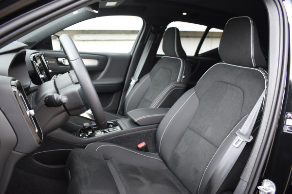 Volvo XC40 B4 211PK Automaat Plus Dark / Lounge Pakket / Extra getint glas / Panoramadak / Elektrische stoelen met geheugen / Harman Kardon / Stoel- en stuurverwarming / Microtech/Nubuck bekleding