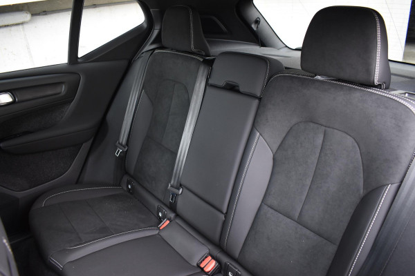 Volvo XC40 B4 211PK Automaat Plus Dark / Lounge Pakket / Extra getint glas / Panoramadak / Elektrische stoelen met geheugen / Harman Kardon / Stoel- en stuurverwarming / Microtech/Nubuck bekleding