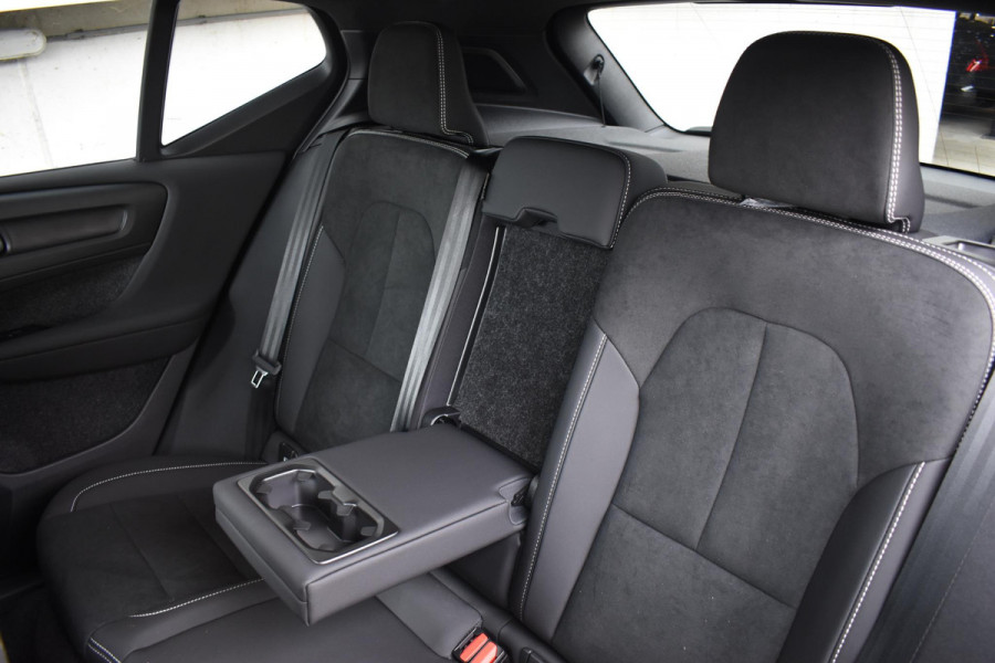 Volvo XC40 B4 211PK Automaat Plus Dark / Lounge Pakket / Extra getint glas / Panoramadak / Elektrische stoelen met geheugen / Harman Kardon / Stoel- en stuurverwarming / Microtech/Nubuck bekleding