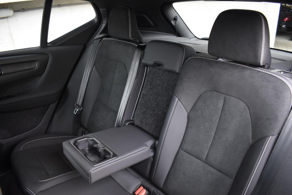 Volvo XC40 B4 211PK Automaat Plus Dark / Lounge Pakket / Extra getint glas / Panoramadak / Elektrische stoelen met geheugen / Harman Kardon / Stoel- en stuurverwarming / Microtech/Nubuck bekleding