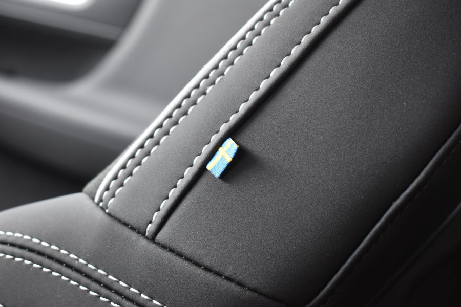 Volvo XC40 B4 211PK Automaat Plus Dark / Lounge Pakket / Extra getint glas / Panoramadak / Elektrische stoelen met geheugen / Harman Kardon / Stoel- en stuurverwarming / Microtech/Nubuck bekleding