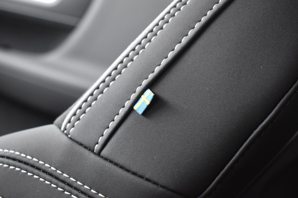 Volvo XC40 B4 211PK Automaat Plus Dark / Lounge Pakket / Extra getint glas / Panoramadak / Elektrische stoelen met geheugen / Harman Kardon / Stoel- en stuurverwarming / Microtech/Nubuck bekleding