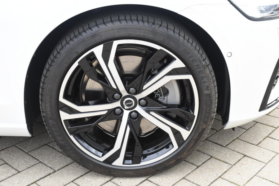 Volvo V60 T8 455PK Plug-in hybrid AWD Ultra Dark Performance Edition / Polestar Optimalisatie / Glossy black Logo's / 360 Camera / Harman Kardon audio / Head-up display / Panorama dak / 19" / Stoel- en stuurverwarming