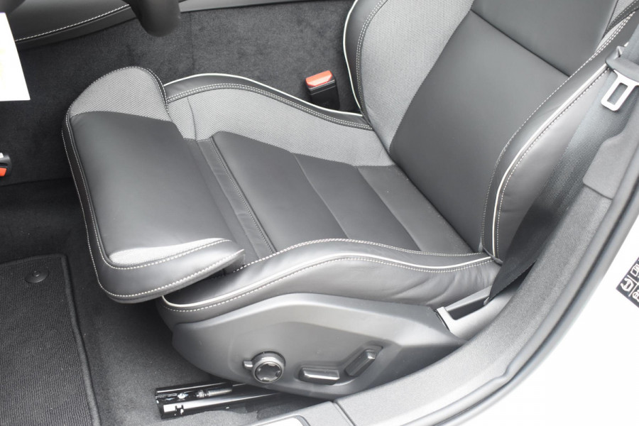 Volvo V60 T8 455PK Plug-in hybrid AWD Ultra Dark Performance Edition / Polestar Optimalisatie / Glossy black Logo's / 360 Camera / Harman Kardon audio / Head-up display / Panorama dak / 19" / Stoel- en stuurverwarming