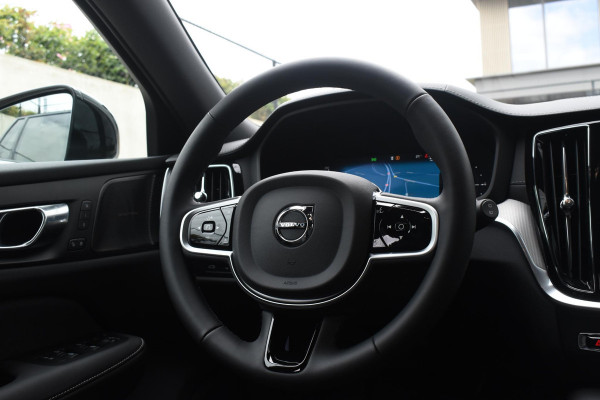 Volvo V60 T8 455PK Plug-in hybrid AWD Ultra Dark Performance Edition / Polestar Optimalisatie / Glossy black Logo's / 360 Camera / Harman Kardon audio / Head-up display / Panorama dak / 19" / Stoel- en stuurverwarming