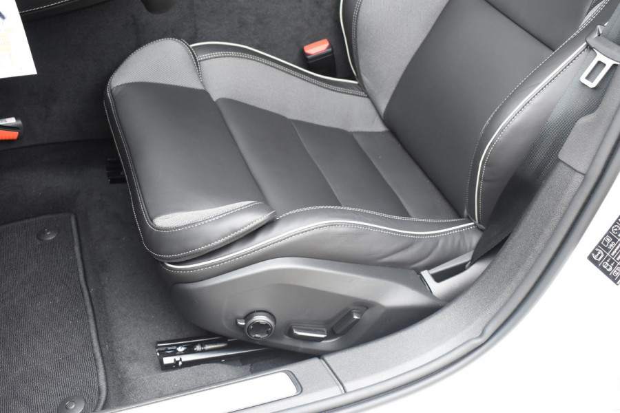 Volvo V60 T8 455PK Plug-in hybrid AWD Ultra Dark Performance Edition / Polestar Optimalisatie / Glossy black Logo's / 360 Camera / Harman Kardon audio / Head-up display / Panorama dak / 19" / Stoel- en stuurverwarming