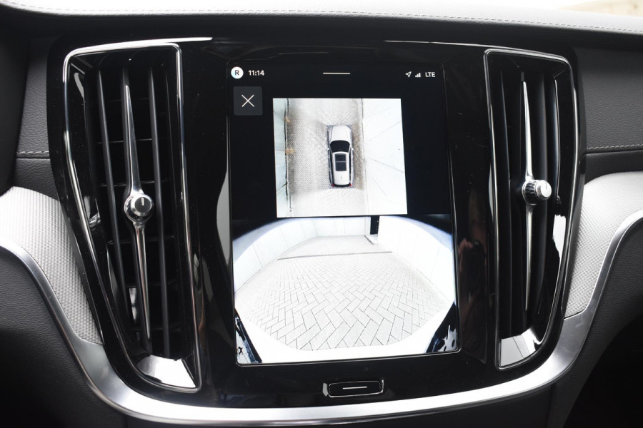Volvo V60 T8 455PK Plug-in hybrid AWD Ultra Dark Performance Edition / Polestar Optimalisatie / Glossy black Logo's / 360 Camera / Harman Kardon audio / Head-up display / Panorama dak / 19" / Stoel- en stuurverwarming