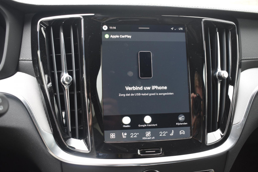 Volvo V60 T8 455PK Plug-in hybrid AWD Ultra Dark Performance Edition / Polestar Optimalisatie / Glossy black Logo's / 360 Camera / Harman Kardon audio / Head-up display / Panorama dak / 19" / Stoel- en stuurverwarming