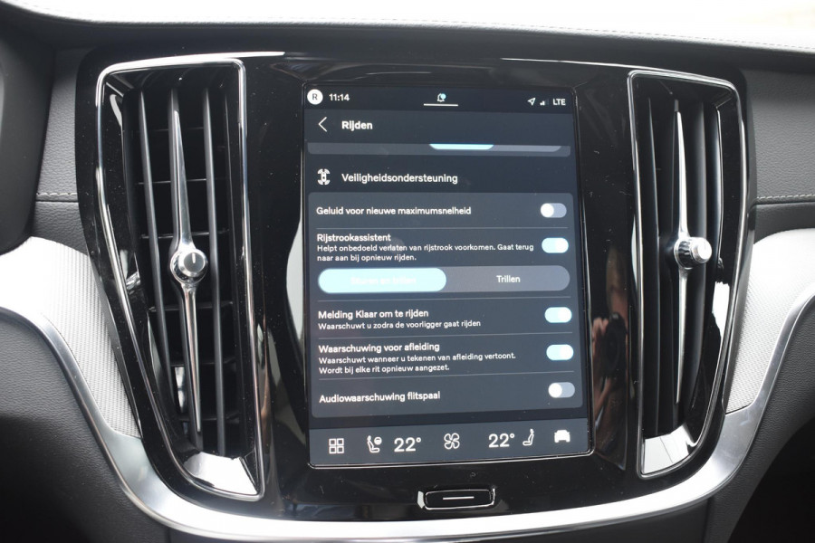 Volvo V60 T8 455PK Plug-in hybrid AWD Ultra Dark Performance Edition / Polestar Optimalisatie / Glossy black Logo's / 360 Camera / Harman Kardon audio / Head-up display / Panorama dak / 19" / Stoel- en stuurverwarming