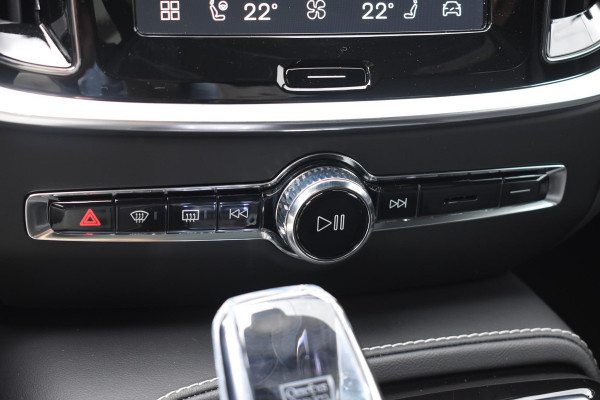 Volvo V60 T8 455PK Plug-in hybrid AWD Ultra Dark Performance Edition / Polestar Optimalisatie / Glossy black Logo's / 360 Camera / Harman Kardon audio / Head-up display / Panorama dak / 19" / Stoel- en stuurverwarming