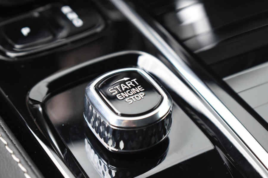 Volvo V60 T8 455PK Plug-in hybrid AWD Ultra Dark Performance Edition / Polestar Optimalisatie / Glossy black Logo's / 360 Camera / Harman Kardon audio / Head-up display / Panorama dak / 19" / Stoel- en stuurverwarming