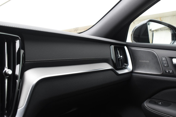 Volvo V60 T8 455PK Plug-in hybrid AWD Ultra Dark Performance Edition / Polestar Optimalisatie / Glossy black Logo's / 360 Camera / Harman Kardon audio / Head-up display / Panorama dak / 19" / Stoel- en stuurverwarming