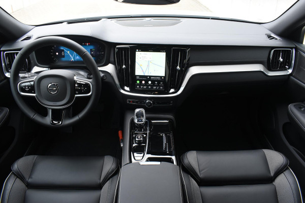 Volvo V60 T8 455PK Plug-in hybrid AWD Ultra Dark Performance Edition / Polestar Optimalisatie / Glossy black Logo's / 360 Camera / Harman Kardon audio / Head-up display / Panorama dak / 19" / Stoel- en stuurverwarming