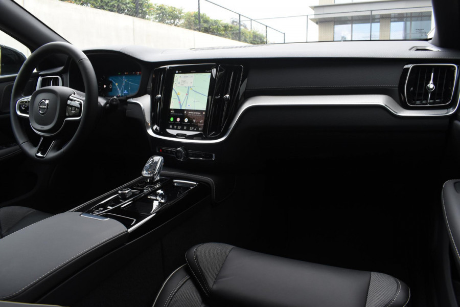 Volvo V60 T8 455PK Plug-in hybrid AWD Ultra Dark Performance Edition / Polestar Optimalisatie / Glossy black Logo's / 360 Camera / Harman Kardon audio / Head-up display / Panorama dak / 19" / Stoel- en stuurverwarming