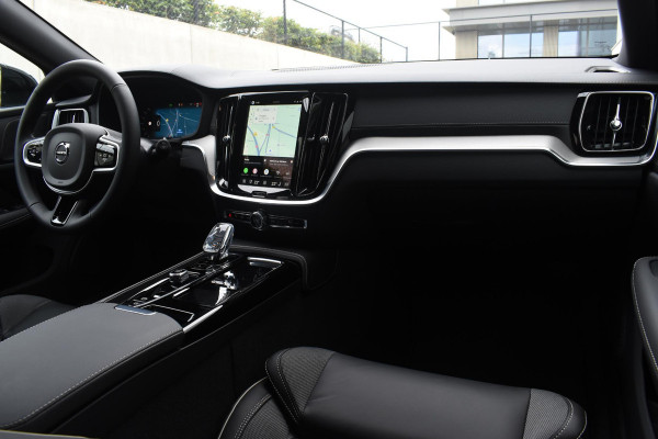 Volvo V60 T8 455PK Plug-in hybrid AWD Ultra Dark Performance Edition / Polestar Optimalisatie / Glossy black Logo's / 360 Camera / Harman Kardon audio / Head-up display / Panorama dak / 19" / Stoel- en stuurverwarming