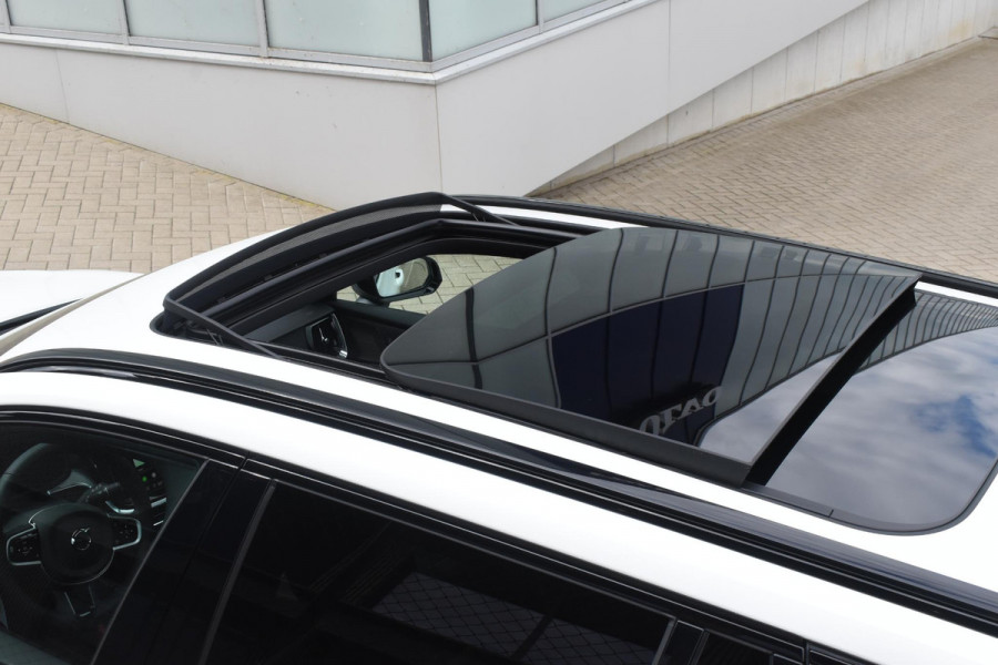 Volvo V60 T8 455PK Plug-in hybrid AWD Ultra Dark Performance Edition / Polestar Optimalisatie / Glossy black Logo's / 360 Camera / Harman Kardon audio / Head-up display / Panorama dak / 19" / Stoel- en stuurverwarming