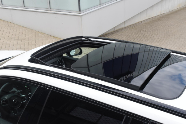 Volvo V60 T8 455PK Plug-in hybrid AWD Ultra Dark Performance Edition / Polestar Optimalisatie / Glossy black Logo's / 360 Camera / Harman Kardon audio / Head-up display / Panorama dak / 19" / Stoel- en stuurverwarming