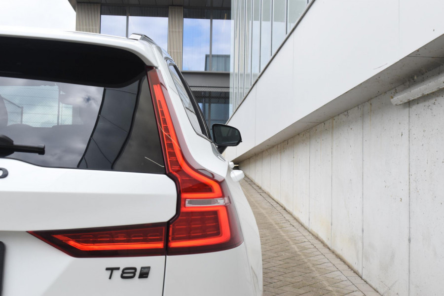 Volvo V60 T8 455PK Plug-in hybrid AWD Ultra Dark Performance Edition / Polestar Optimalisatie / Glossy black Logo's / 360 Camera / Harman Kardon audio / Head-up display / Panorama dak / 19" / Stoel- en stuurverwarming