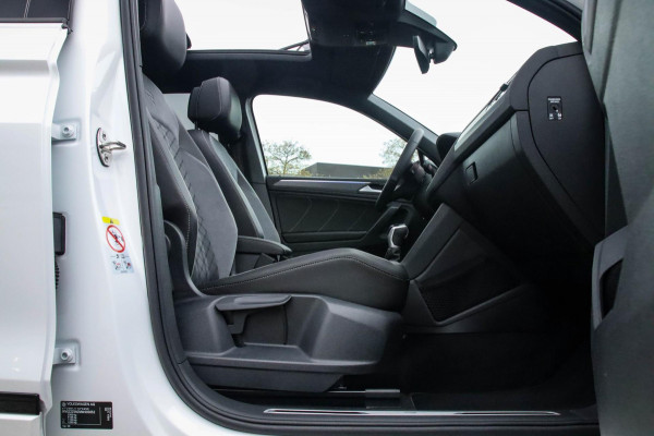 Volkswagen Tiguan 1.4 TSI eHybrid R-Line Business DSG 245pk Panoramadak|Virtual Cockpit|IQ LED Plus|NAVI|ACC|Black|19inch|Trekhaak