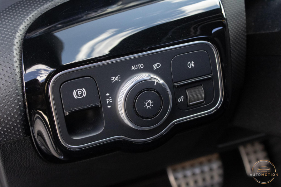 Mercedes-Benz CLA-Klasse 180 Premium Plus AMG PANO MEMORY HUD STOELVERWARMING CAMERA DIFFUSER BURMESTER