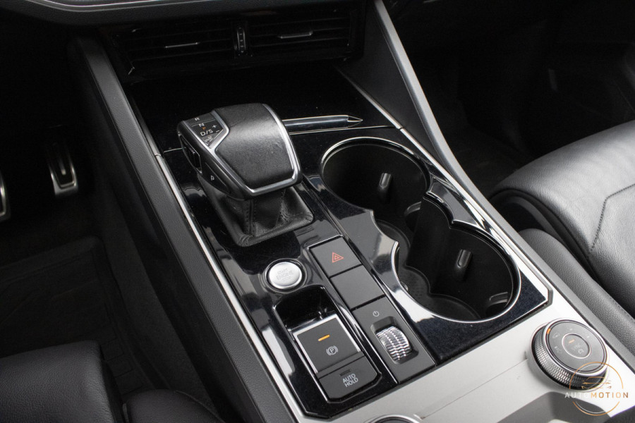 Volkswagen Touareg 3.0 TSi 4MOTION R Trekhaak Luchtvering Camera Nightvision