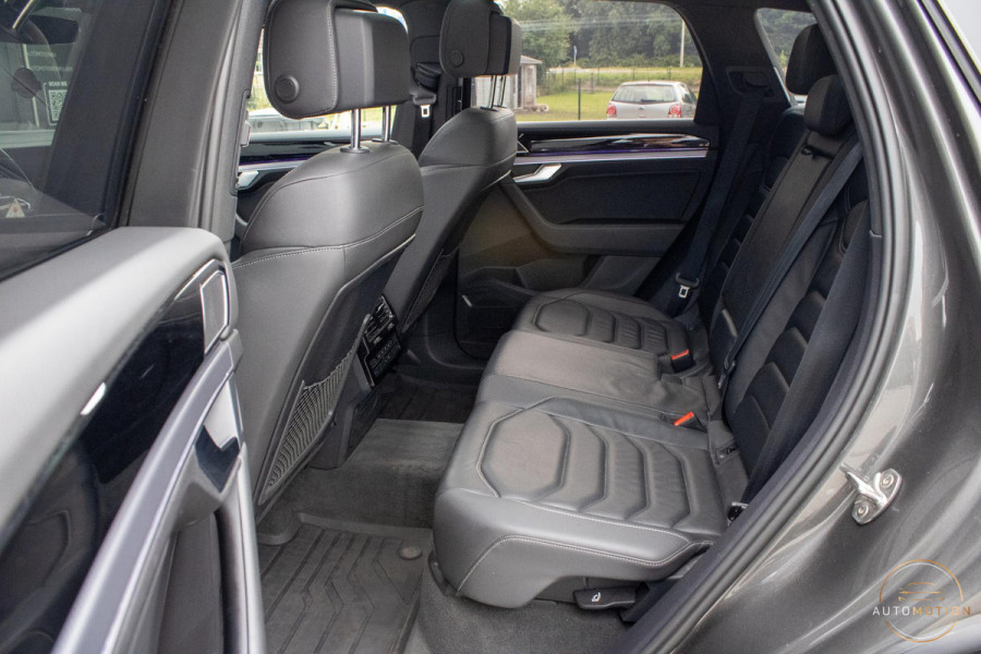 Volkswagen Touareg 3.0 TSi 4MOTION R Trekhaak Luchtvering Camera Nightvision