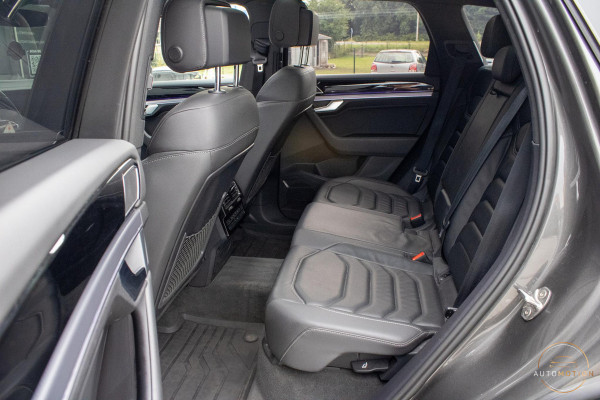 Volkswagen Touareg 3.0 TSi 4MOTION R Trekhaak Luchtvering Camera Nightvision
