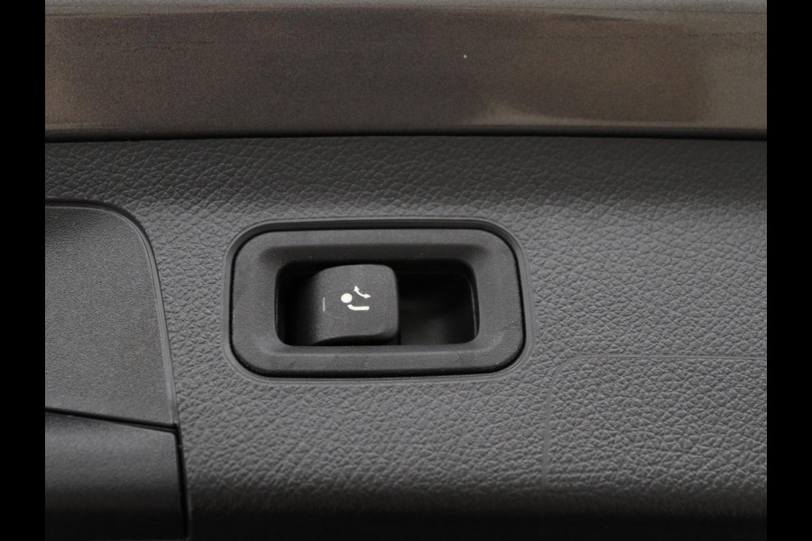 Mercedes-Benz A-Klasse 200 AMG Business Solution Aut. | Pano | LED | Half sfeerverlichting | Sfeerverlichting | Elec. Stoelen | Stoelverwarming | Virtual Display | Navi | Camera | Trekaak | Carplay