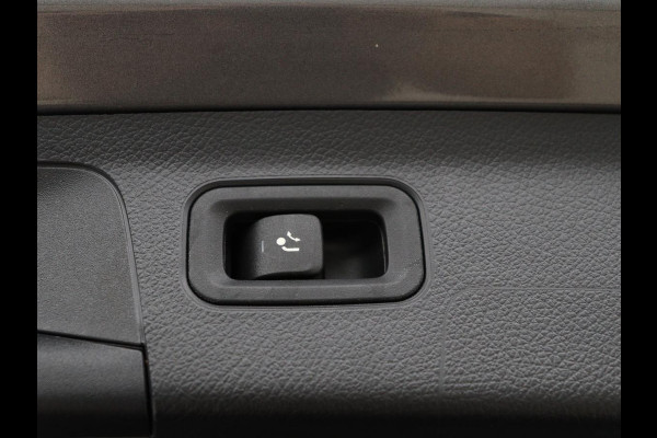 Mercedes-Benz A-Klasse 200 AMG Business Solution Aut. | Pano | LED | Half sfeerverlichting | Sfeerverlichting | Elec. Stoelen | Stoelverwarming | Virtual Display | Navi | Camera | Trekaak | Carplay